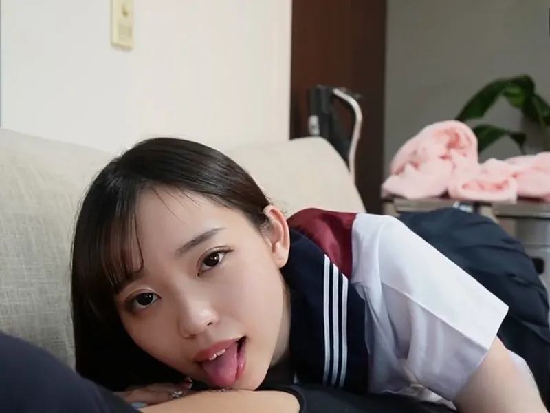 Nữ học sinh ngây thơ bị tên ba cóc chọc chuối giả vào lồn